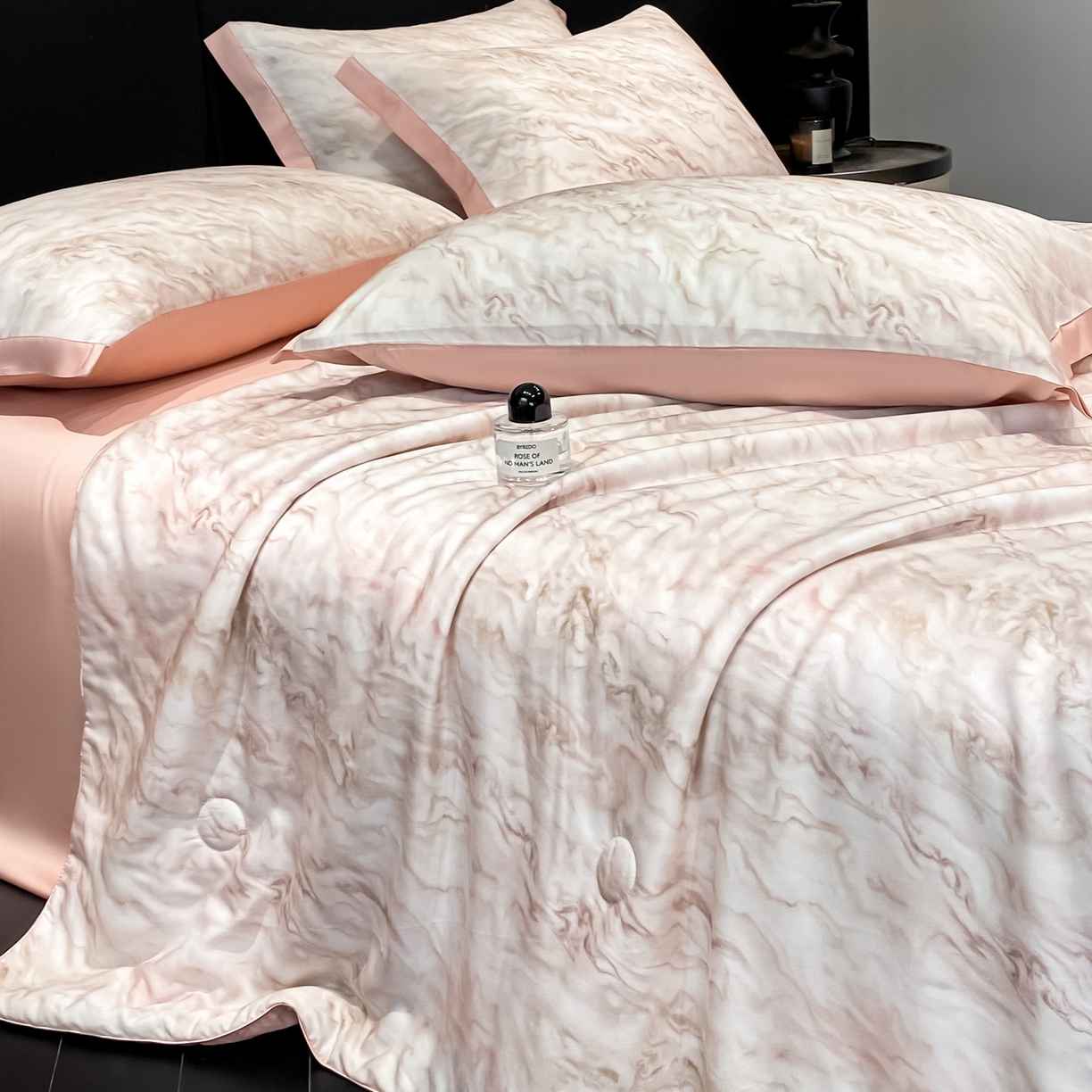 91家纺网 家纺一手货源 找家纺 慕尚家纺 2026春夏新款莱赛尔天丝夏被夏凉被空调被夏被四件套 粉釉波纹