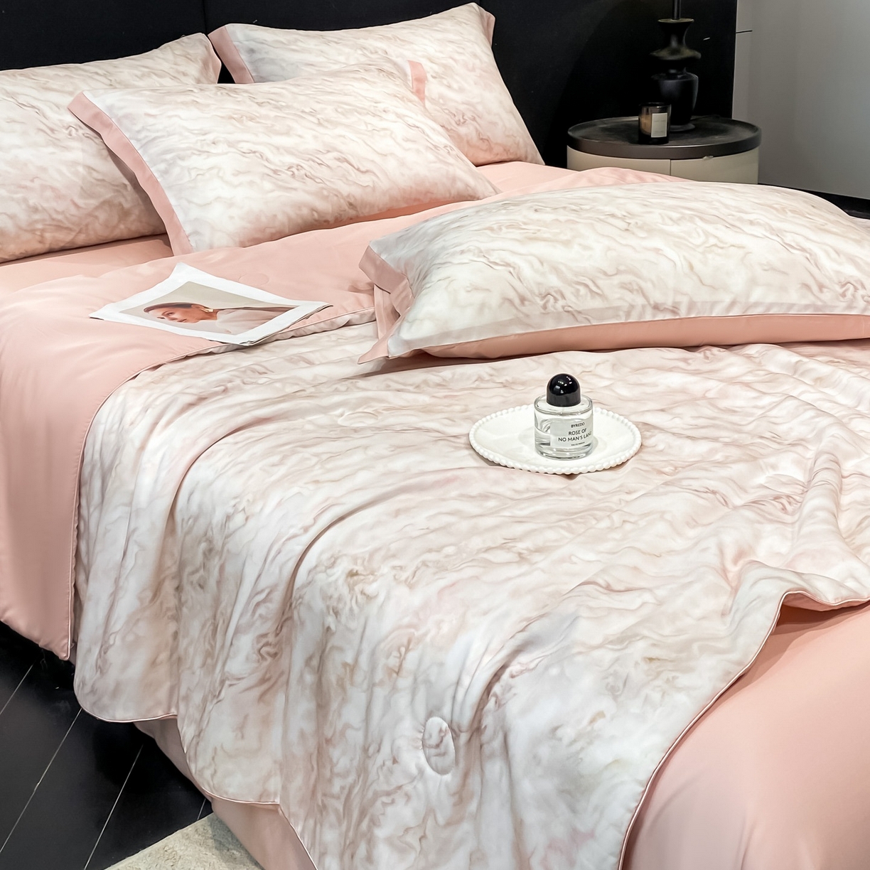 91家纺网 家纺一手货源 找家纺 慕尚家纺 2026春夏新款莱赛尔天丝夏被夏凉被空调被夏被四件套 粉釉波纹