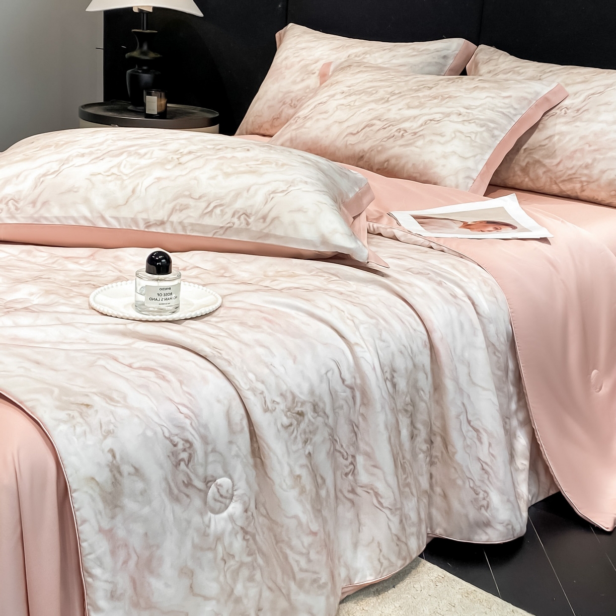 91家纺网 家纺一手货源 找家纺 慕尚家纺 2026春夏新款莱赛尔天丝夏被夏凉被空调被夏被四件套 粉釉波纹