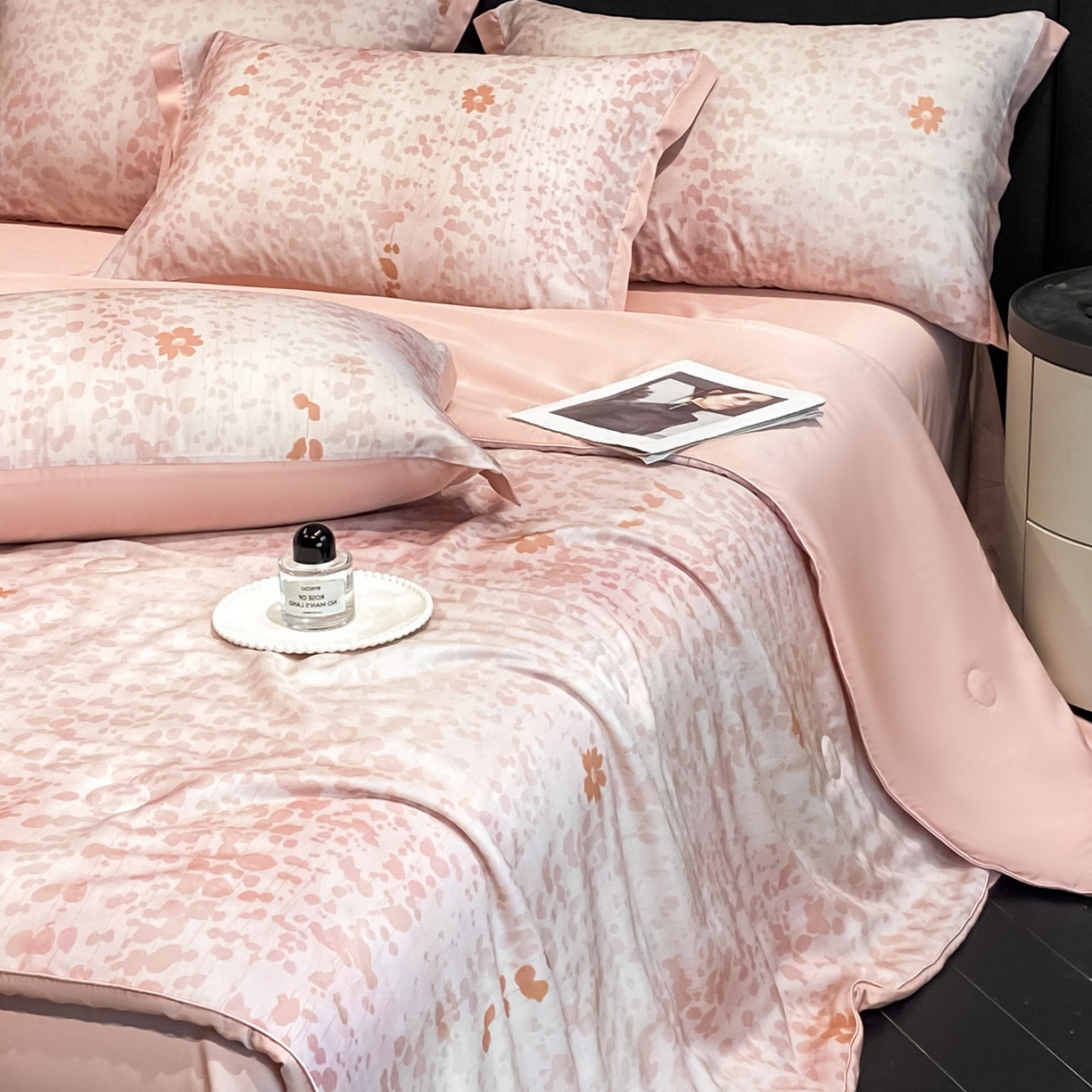 91家纺网 家纺一手货源 找家纺 慕尚家纺 2026春夏新款莱赛尔天丝夏被夏凉被空调被夏被四件套 粉栀