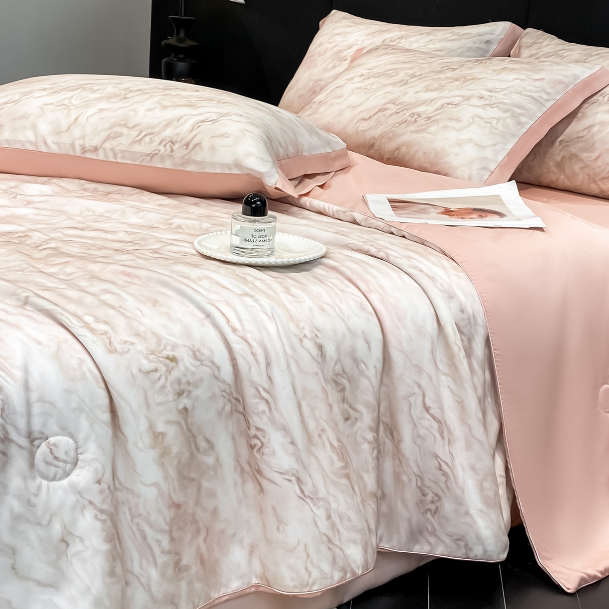 91家纺网 家纺一手货源 找家纺 慕尚家纺 2026春夏新款莱赛尔天丝夏被夏凉被空调被夏被四件套 粉釉波纹