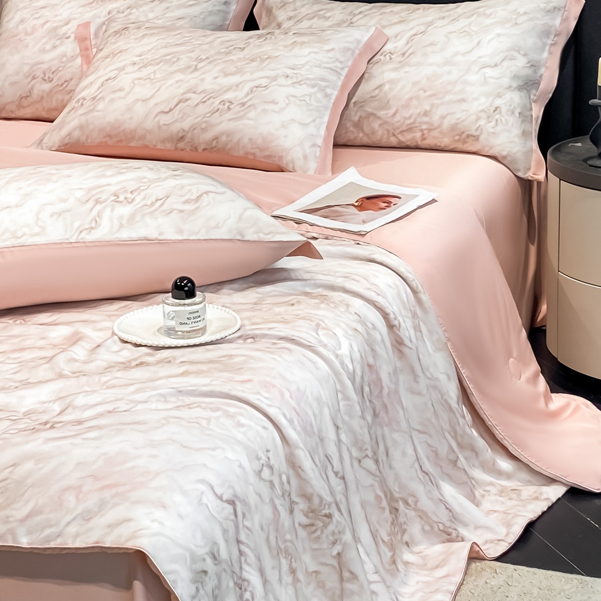 91家纺网 家纺一手货源 找家纺 慕尚家纺 2026春夏新款莱赛尔天丝夏被夏凉被空调被夏被四件套 粉釉波纹