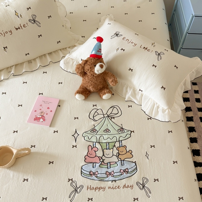 91家纺网 家纺一手货源 找家纺 （总）吾欢心 2026新款卡通贴布刺绣高克重乙纶PE凉席席子三件套床裙款