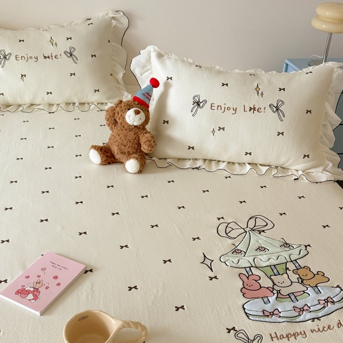 91家纺网 家纺一手货源 找家纺 （总）吾欢心 2026新款卡通贴布刺绣高克重乙纶PE凉席席子三件套床裙款