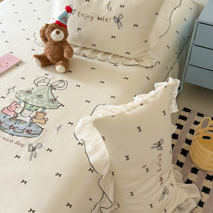 91家纺网 家纺一手货源 找家纺 （总）吾欢心 2026新款卡通贴布刺绣高克重乙纶PE凉席席子三件套床裙款