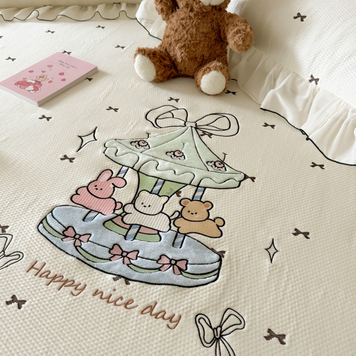 91家纺网 家纺一手货源 找家纺 （总）吾欢心 2026新款卡通贴布刺绣高克重乙纶PE凉席席子三件套床裙款