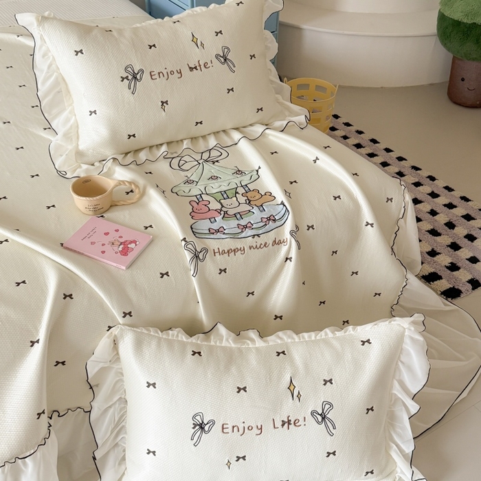 91家纺网 家纺一手货源 找家纺 （总）吾欢心 2026新款卡通贴布刺绣高克重乙纶PE凉席席子三件套床裙款