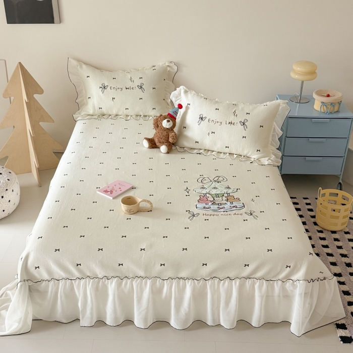 91家纺网 家纺一手货源 找家纺 吾欢心 2026新款卡通贴布刺绣高克重乙纶PE凉席席子三件套床裙款 旋转木马白