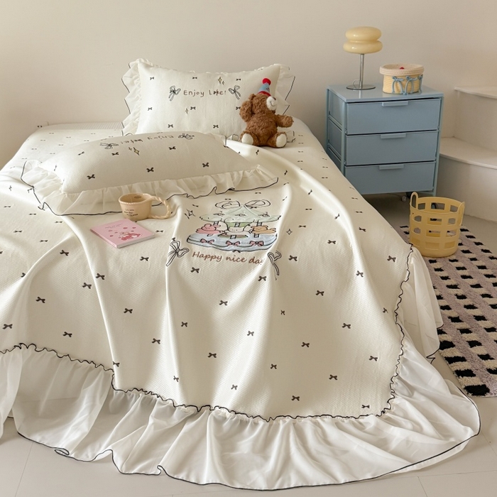 91家纺网 家纺一手货源 找家纺 吾欢心 2026新款卡通贴布刺绣高克重乙纶PE凉席席子三件套床裙款 旋转木马白