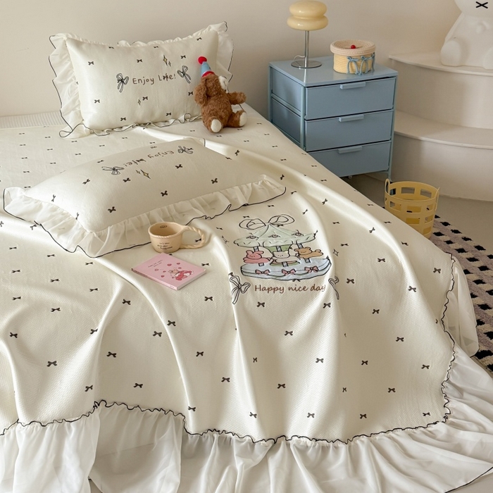 91家纺网 家纺一手货源 找家纺 吾欢心 2026新款卡通贴布刺绣高克重乙纶PE凉席席子三件套床裙款 旋转木马白