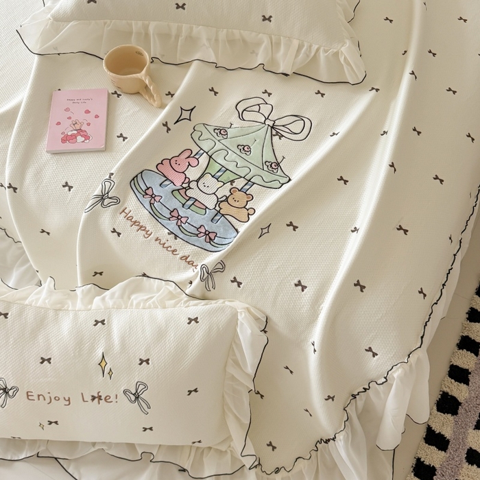 91家纺网 家纺一手货源 找家纺 吾欢心 2026新款卡通贴布刺绣高克重乙纶PE凉席席子三件套床裙款 旋转木马白