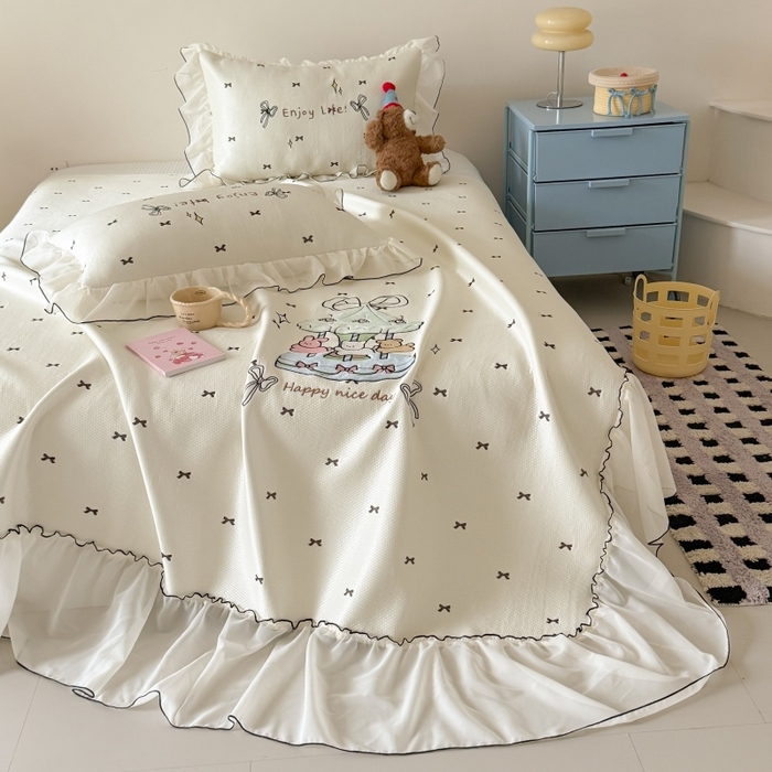 91家纺网 家纺一手货源 找家纺 吾欢心 2026新款卡通贴布刺绣高克重乙纶PE凉席席子三件套床裙款 旋转木马白