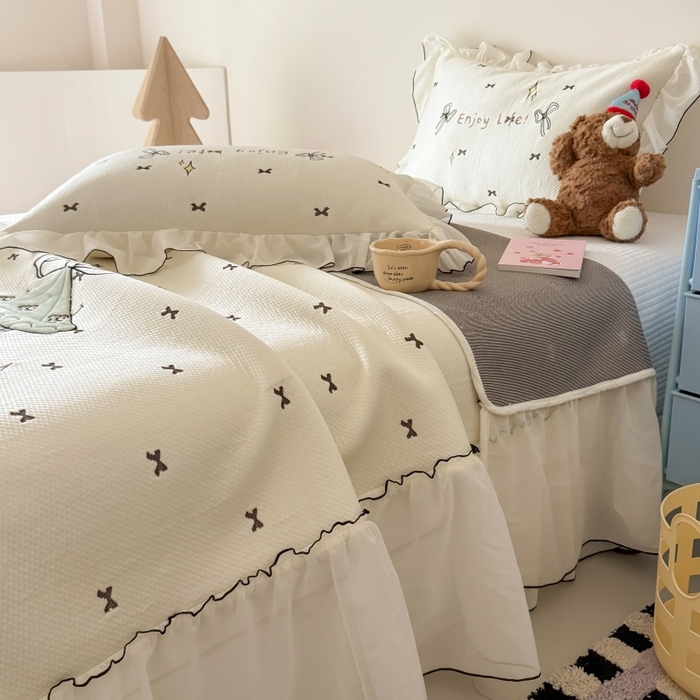 91家纺网 家纺一手货源 找家纺 吾欢心 2026新款卡通贴布刺绣高克重乙纶PE凉席席子三件套床裙款 旋转木马白