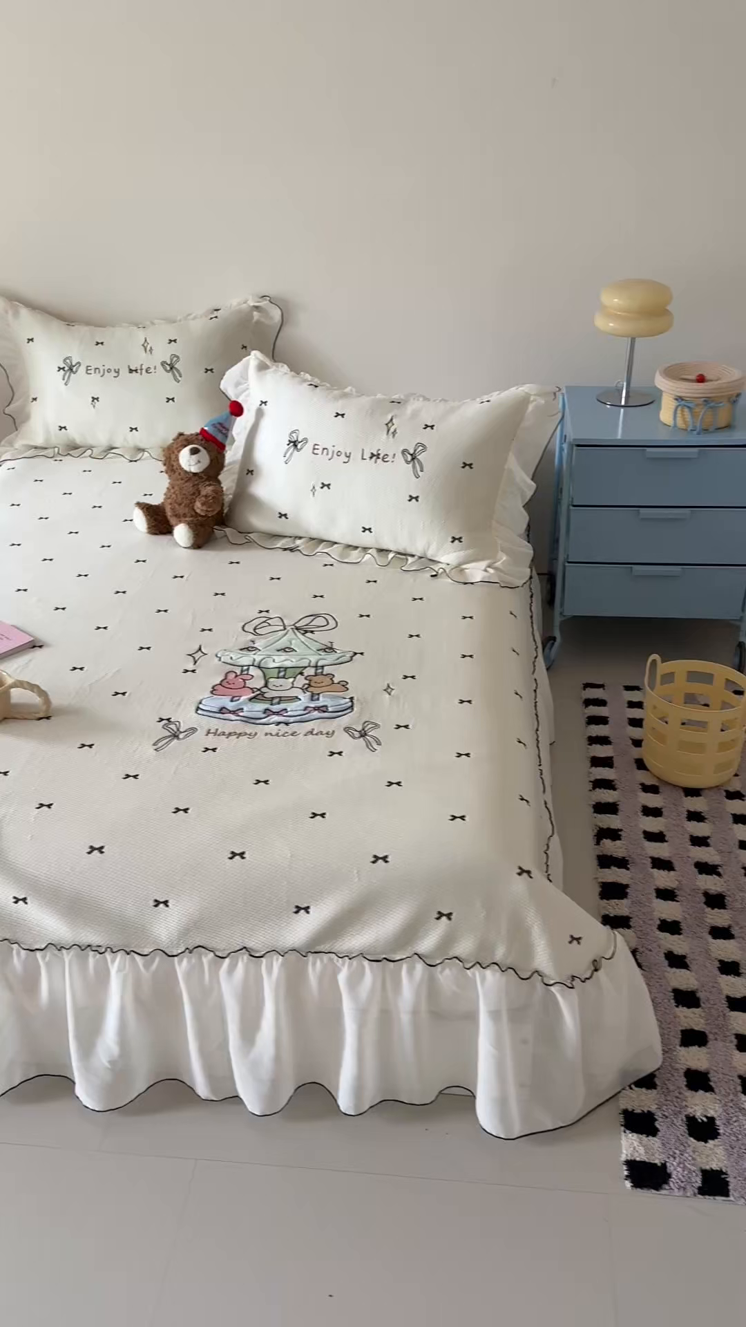 91家纺网 家纺一手货源 找家纺 吾欢心 2026新款卡通贴布刺绣高克重乙纶PE凉席席子三件套床裙款 旋转木马白