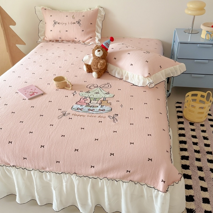 91家纺网 家纺一手货源 找家纺 吾欢心 2026新款卡通贴布刺绣高克重乙纶PE凉席席子三件套床裙款 旋转木马粉