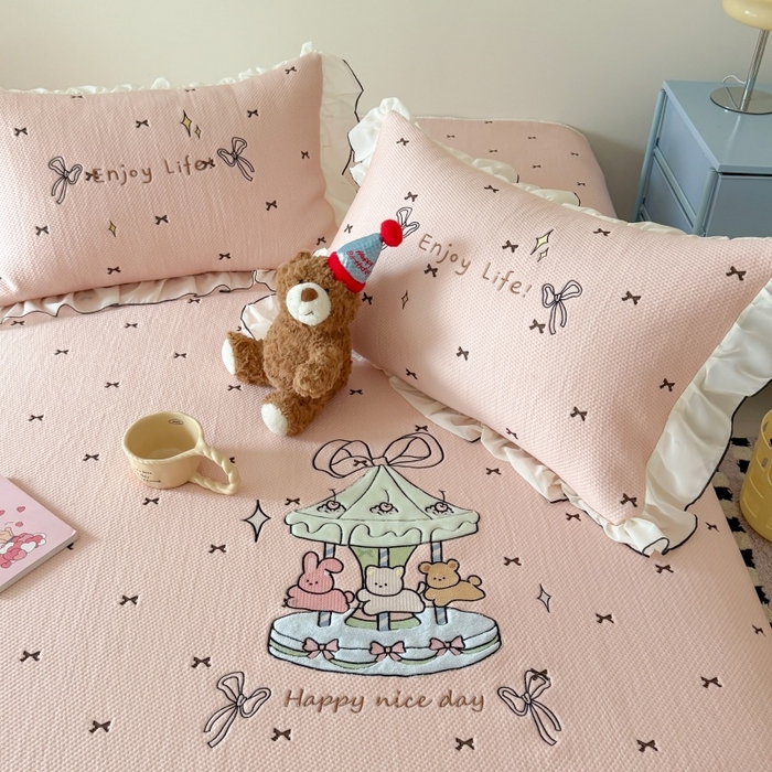 91家纺网 家纺一手货源 找家纺 吾欢心 2026新款卡通贴布刺绣高克重乙纶PE凉席席子三件套床裙款 旋转木马粉