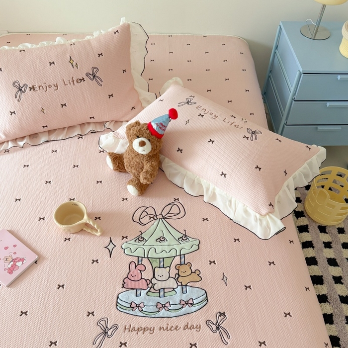 91家纺网 家纺一手货源 找家纺 吾欢心 2026新款卡通贴布刺绣高克重乙纶PE凉席席子三件套床裙款 旋转木马粉