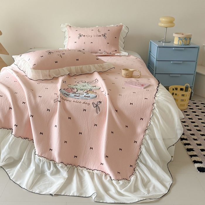 91家纺网 家纺一手货源 找家纺 吾欢心 2026新款卡通贴布刺绣高克重乙纶PE凉席席子三件套床裙款 旋转木马粉