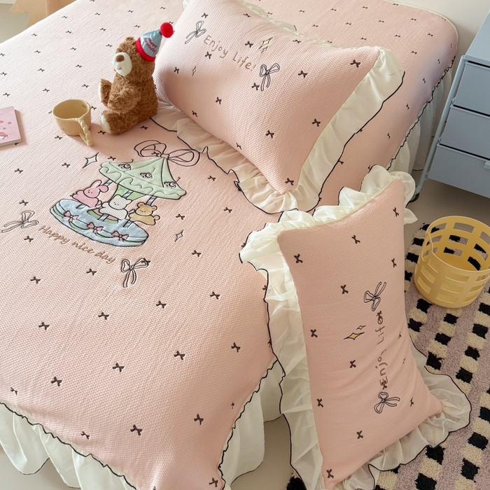 91家纺网 家纺一手货源 找家纺 吾欢心 2026新款卡通贴布刺绣高克重乙纶PE凉席席子三件套床裙款 旋转木马粉