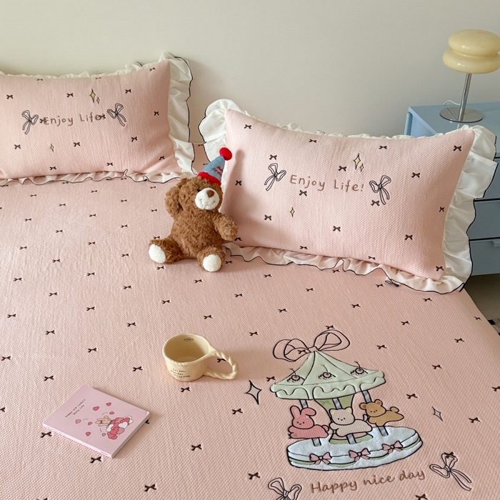 91家纺网 家纺一手货源 找家纺 吾欢心 2026新款卡通贴布刺绣高克重乙纶PE凉席席子三件套床裙款 旋转木马粉