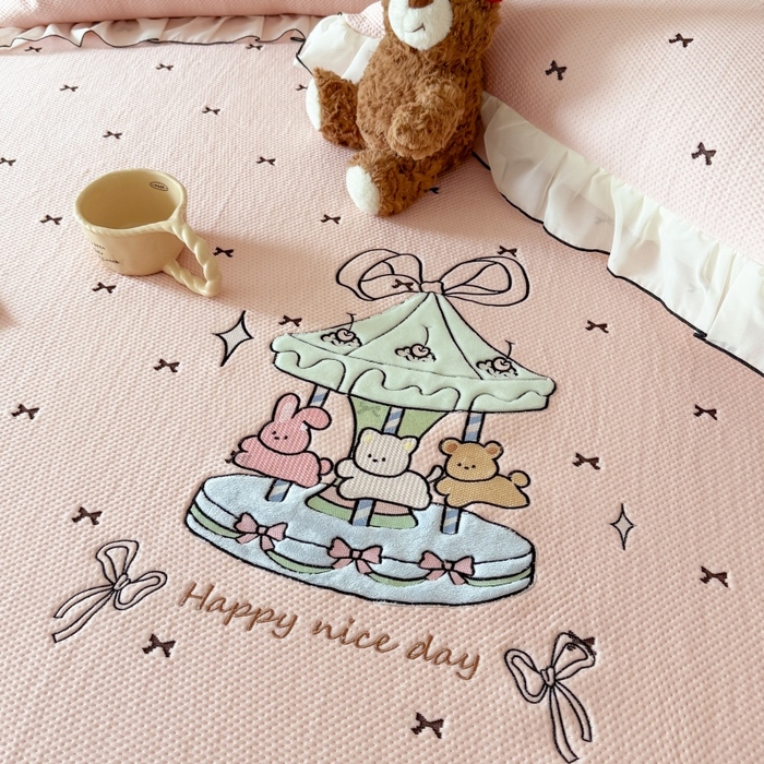 91家纺网 家纺一手货源 找家纺 吾欢心 2026新款卡通贴布刺绣高克重乙纶PE凉席席子三件套床裙款 旋转木马粉