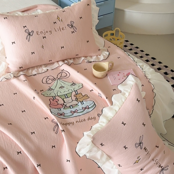 91家纺网 家纺一手货源 找家纺 吾欢心 2026新款卡通贴布刺绣高克重乙纶PE凉席席子三件套床裙款 旋转木马粉