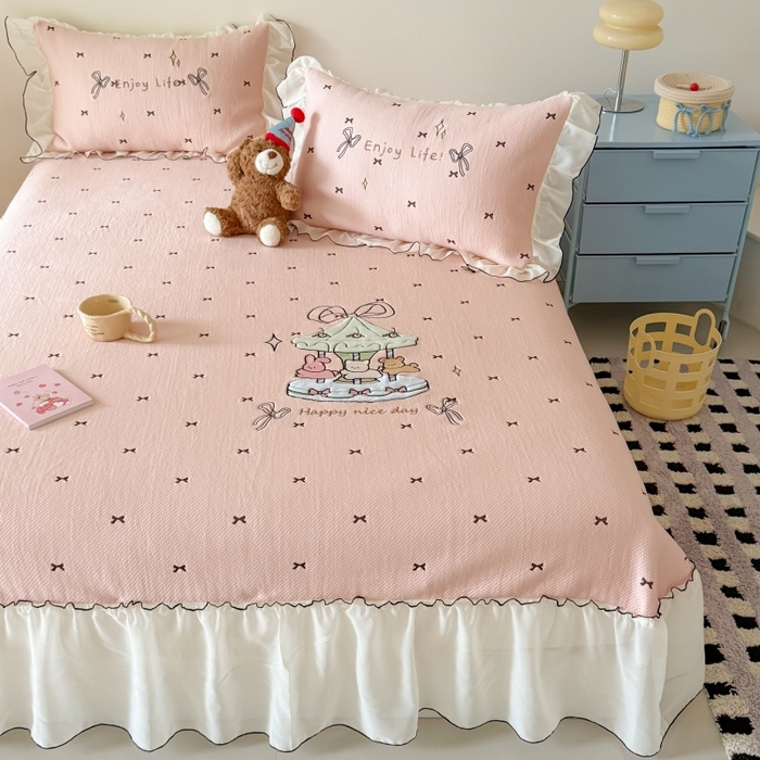 91家纺网 家纺一手货源 找家纺 吾欢心 2026新款卡通贴布刺绣高克重乙纶PE凉席席子三件套床裙款 旋转木马粉