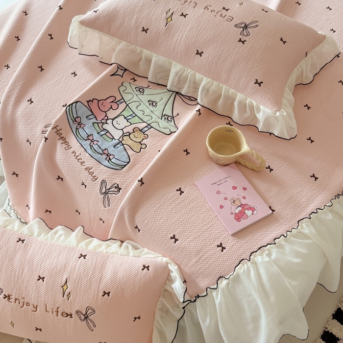 91家纺网 家纺一手货源 找家纺 吾欢心 2026新款卡通贴布刺绣高克重乙纶PE凉席席子三件套床裙款 旋转木马粉