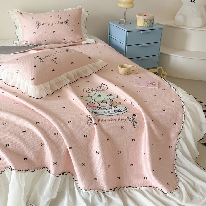 91家纺网 家纺一手货源 找家纺 吾欢心 2026新款卡通贴布刺绣高克重乙纶PE凉席席子三件套床裙款 旋转木马粉