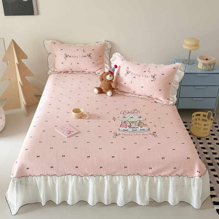 91家纺网 家纺一手货源 找家纺 吾欢心 2026新款卡通贴布刺绣高克重乙纶PE凉席席子三件套床裙款 旋转木马粉