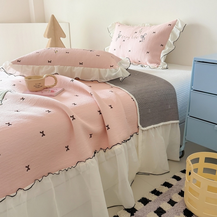 91家纺网 家纺一手货源 找家纺 吾欢心 2026新款卡通贴布刺绣高克重乙纶PE凉席席子三件套床裙款 旋转木马粉