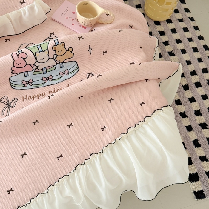 91家纺网 家纺一手货源 找家纺 吾欢心 2026新款卡通贴布刺绣高克重乙纶PE凉席席子三件套床裙款 旋转木马粉