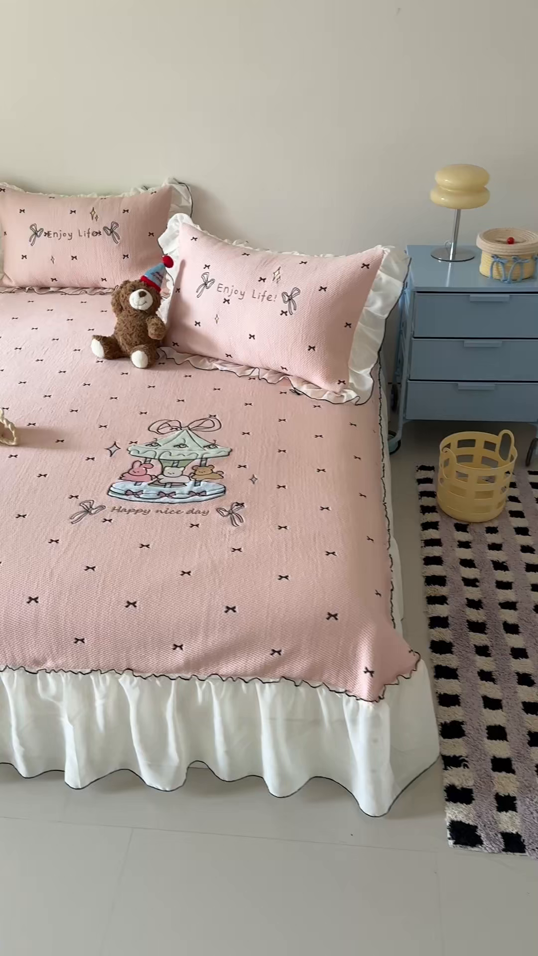 91家纺网 家纺一手货源 找家纺 吾欢心 2026新款卡通贴布刺绣高克重乙纶PE凉席席子三件套床裙款 旋转木马粉