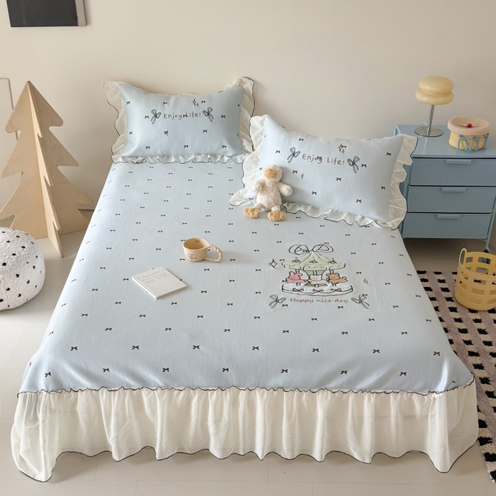 91家纺网 家纺一手货源 找家纺 吾欢心 2026新款卡通贴布刺绣高克重乙纶PE凉席席子三件套床裙款 旋转木马蓝