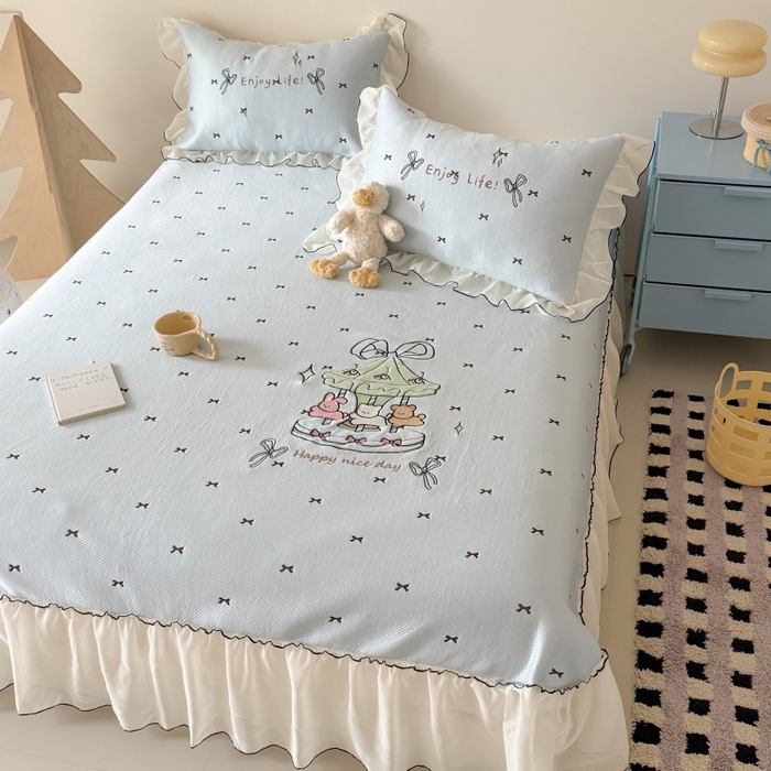 91家纺网 家纺一手货源 找家纺 吾欢心 2026新款卡通贴布刺绣高克重乙纶PE凉席席子三件套床裙款 旋转木马蓝