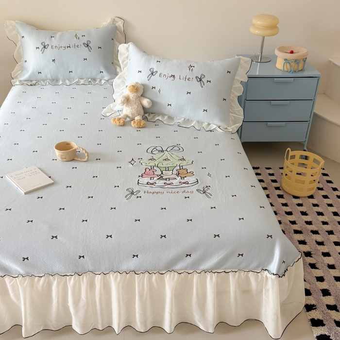 91家纺网 家纺一手货源 找家纺 吾欢心 2026新款卡通贴布刺绣高克重乙纶PE凉席席子三件套床裙款 旋转木马蓝