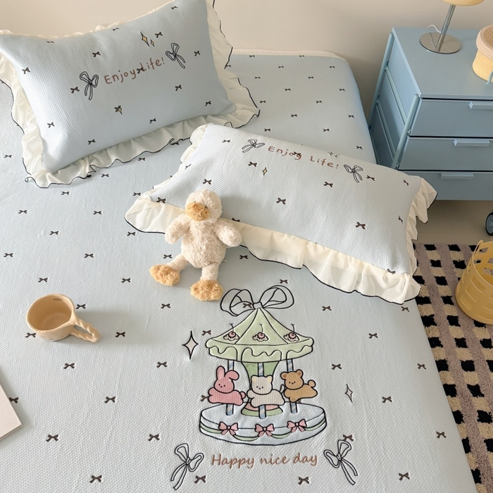 91家纺网 家纺一手货源 找家纺 吾欢心 2026新款卡通贴布刺绣高克重乙纶PE凉席席子三件套床裙款 旋转木马蓝