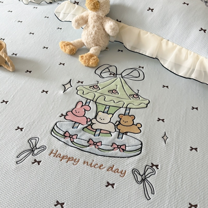 91家纺网 家纺一手货源 找家纺 吾欢心 2026新款卡通贴布刺绣高克重乙纶PE凉席席子三件套床裙款 旋转木马蓝