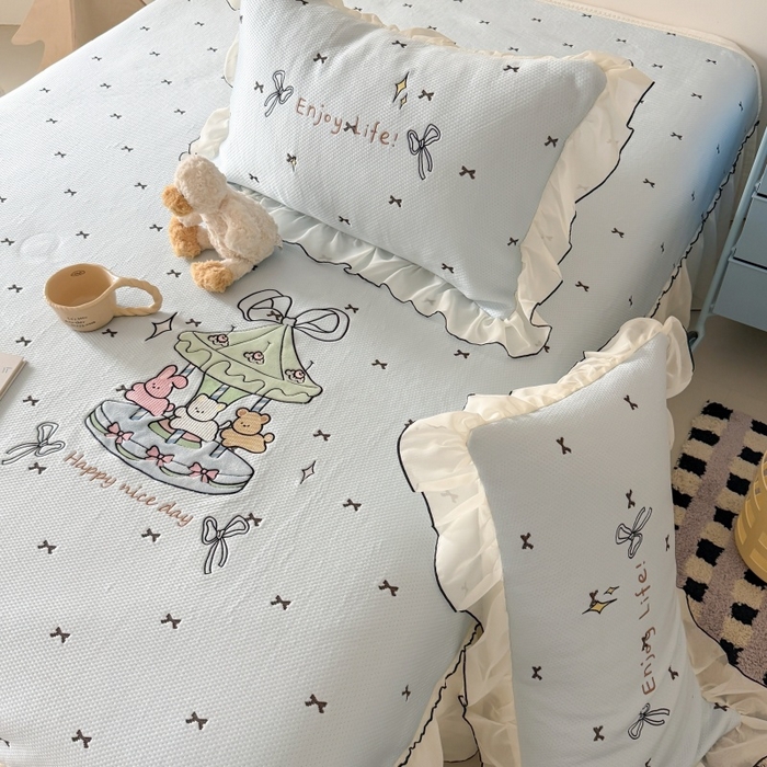 91家纺网 家纺一手货源 找家纺 吾欢心 2026新款卡通贴布刺绣高克重乙纶PE凉席席子三件套床裙款 旋转木马蓝