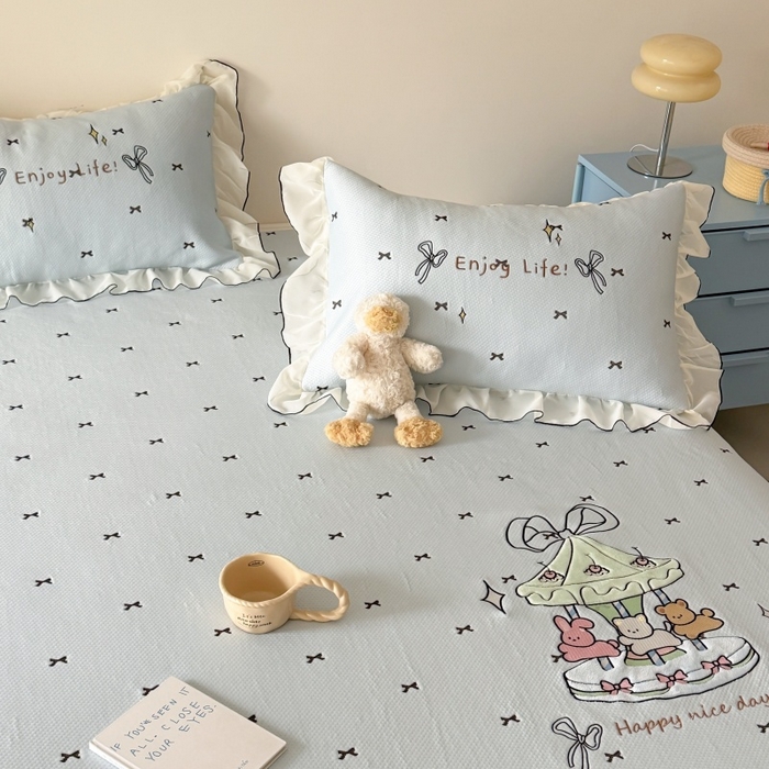 91家纺网 家纺一手货源 找家纺 吾欢心 2026新款卡通贴布刺绣高克重乙纶PE凉席席子三件套床裙款 旋转木马蓝