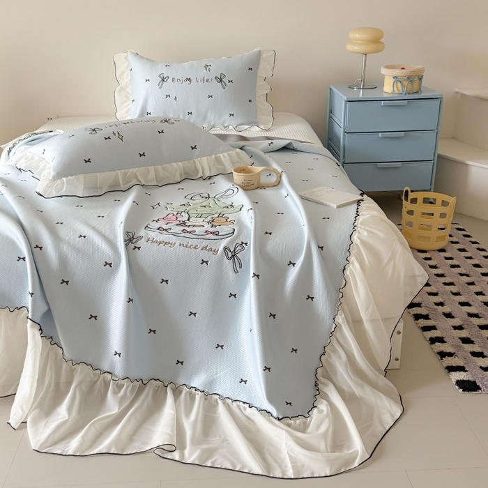 91家纺网 家纺一手货源 找家纺 吾欢心 2026新款卡通贴布刺绣高克重乙纶PE凉席席子三件套床裙款 旋转木马蓝