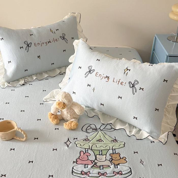 91家纺网 家纺一手货源 找家纺 吾欢心 2026新款卡通贴布刺绣高克重乙纶PE凉席席子三件套床裙款 旋转木马蓝