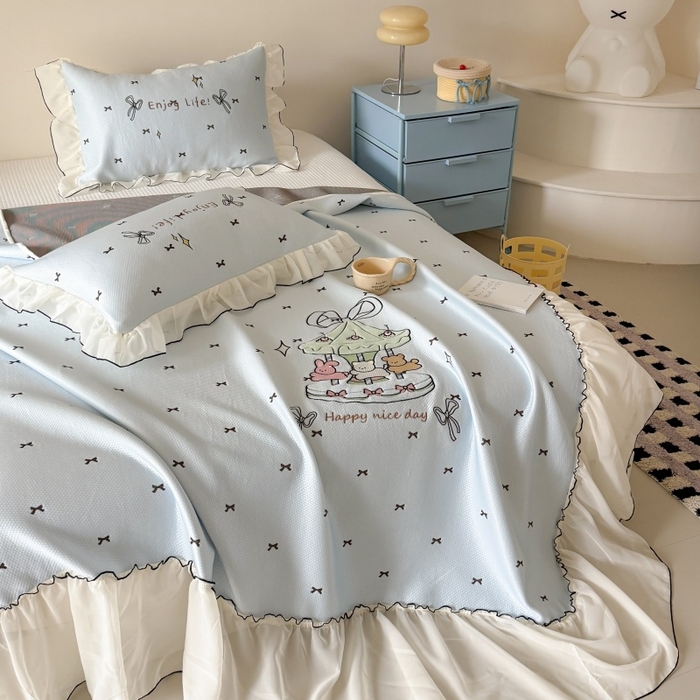 91家纺网 家纺一手货源 找家纺 吾欢心 2026新款卡通贴布刺绣高克重乙纶PE凉席席子三件套床裙款 旋转木马蓝