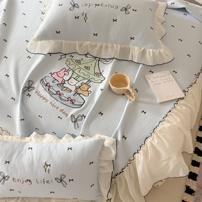 91家纺网 家纺一手货源 找家纺 吾欢心 2026新款卡通贴布刺绣高克重乙纶PE凉席席子三件套床裙款 旋转木马蓝