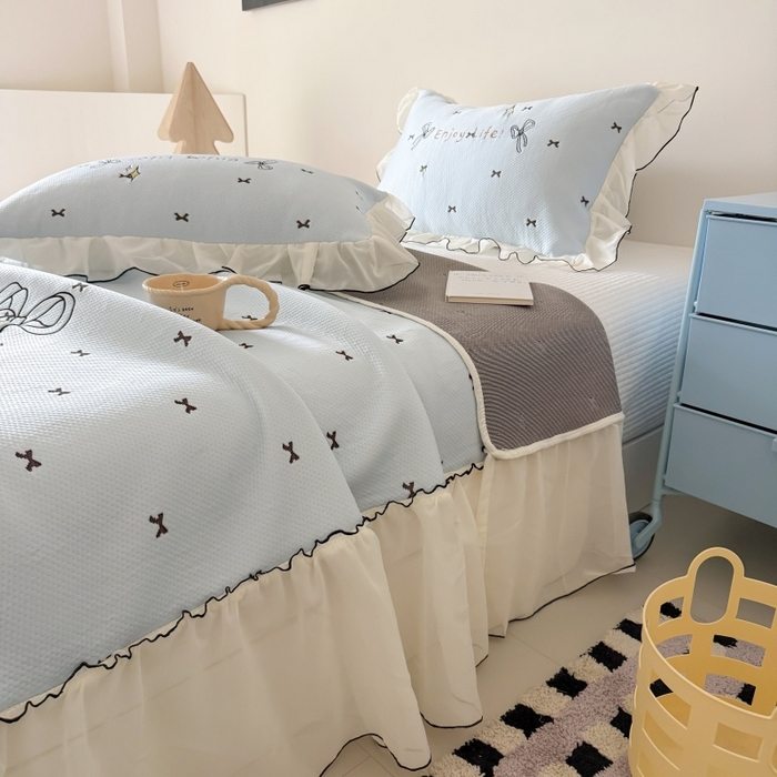 91家纺网 家纺一手货源 找家纺 吾欢心 2026新款卡通贴布刺绣高克重乙纶PE凉席席子三件套床裙款 旋转木马蓝