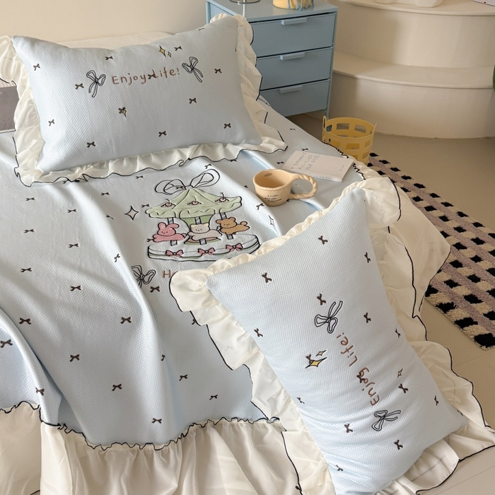 91家纺网 家纺一手货源 找家纺 吾欢心 2026新款卡通贴布刺绣高克重乙纶PE凉席席子三件套床裙款 旋转木马蓝