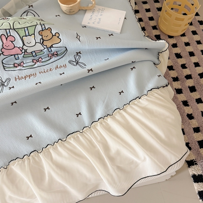 91家纺网 家纺一手货源 找家纺 吾欢心 2026新款卡通贴布刺绣高克重乙纶PE凉席席子三件套床裙款 旋转木马蓝