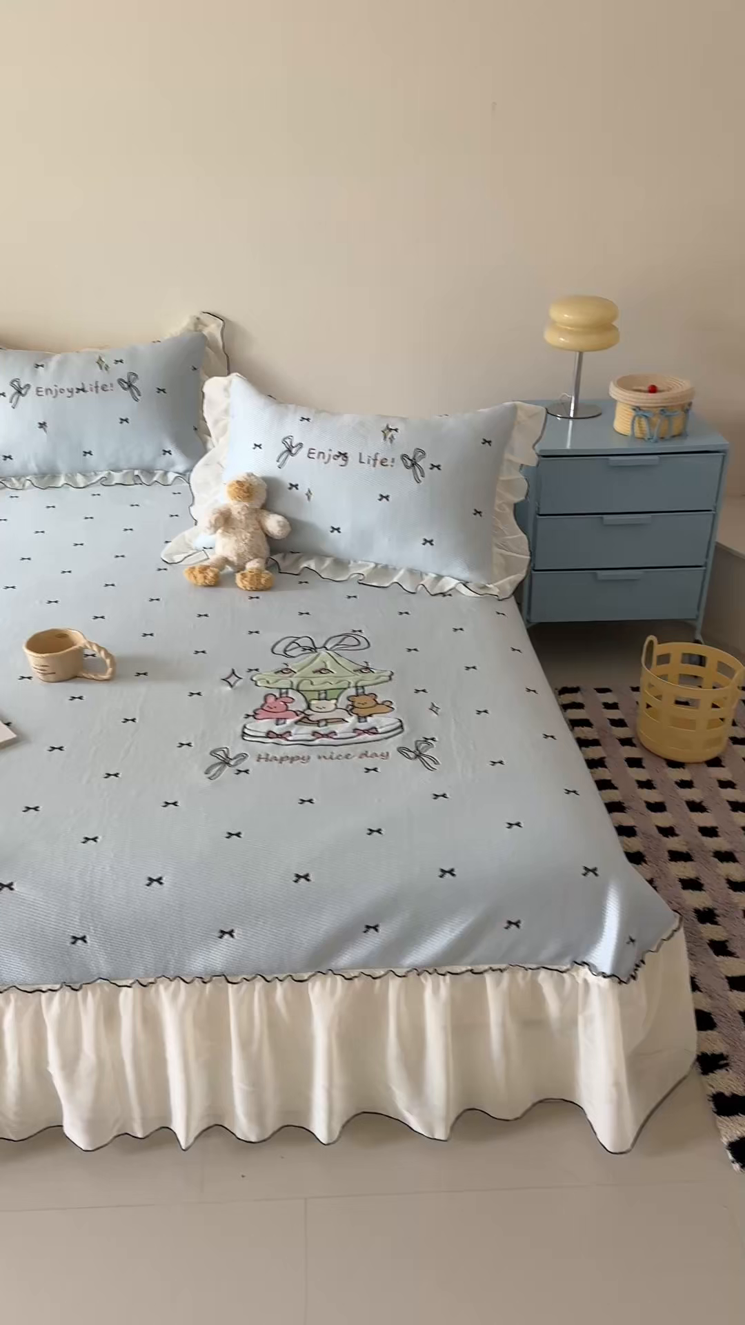 91家纺网 家纺一手货源 找家纺 吾欢心 2026新款卡通贴布刺绣高克重乙纶PE凉席席子三件套床裙款 旋转木马蓝