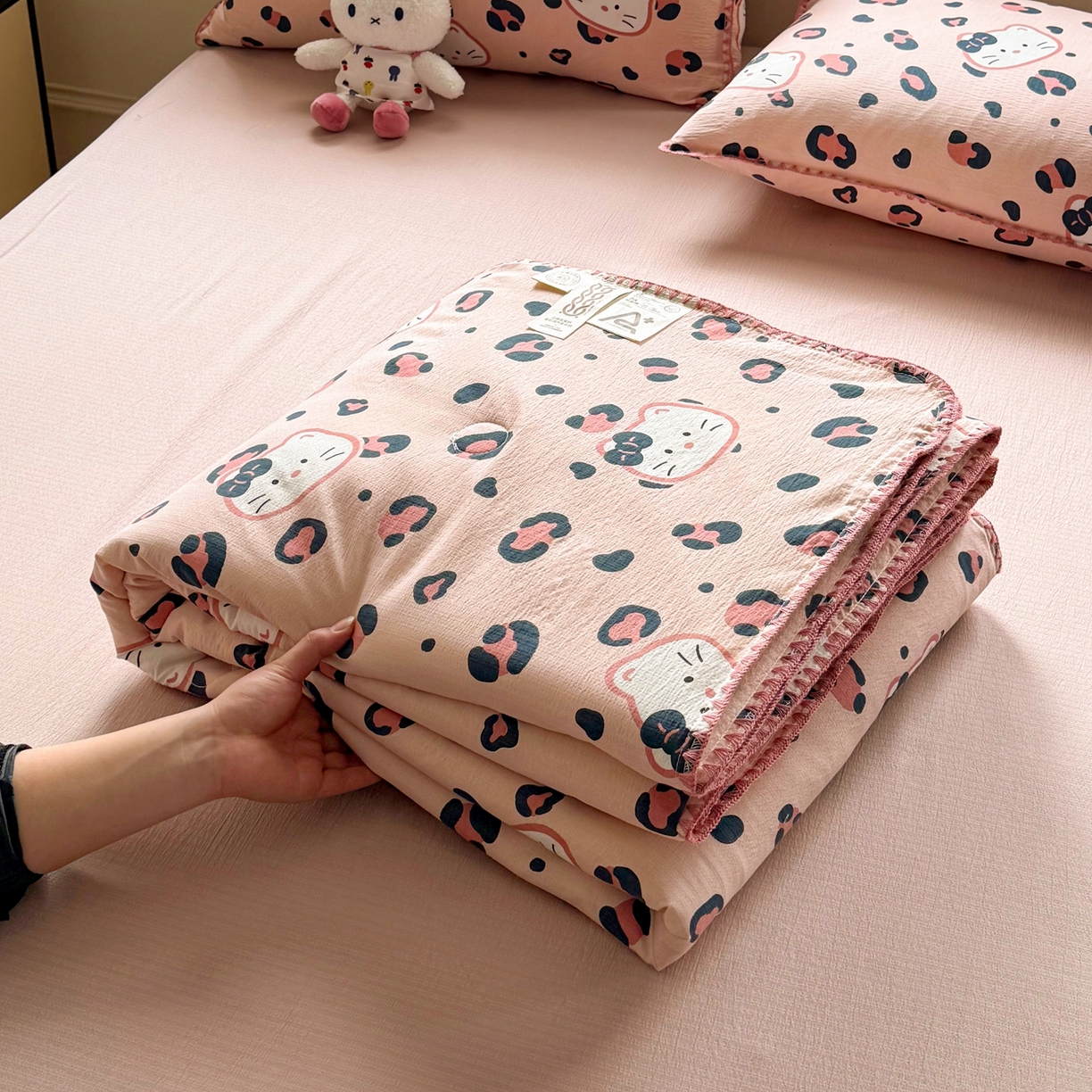 91家纺网 家纺一手货源 找家纺 晚爱家纺（原晚安家居） 2026新款云感双层纱三角针夏被母婴级夏凉被贝壳边贝壳绣空调被四件套 粉色小猫