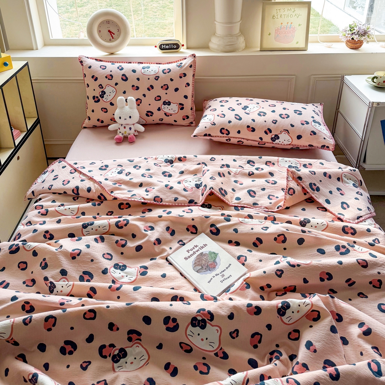 91家纺网 家纺一手货源 找家纺 晚爱家纺（原晚安家居） 2026新款云感双层纱三角针夏被母婴级夏凉被贝壳边贝壳绣空调被四件套 粉色小猫